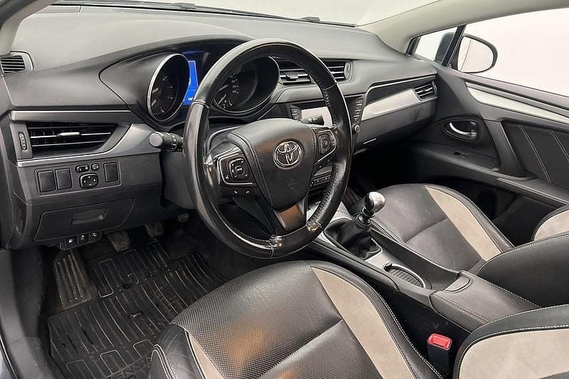 Blå Begagnad 2017 Toyota Avensis Kombi | 139 900 kr - Bild 1/2