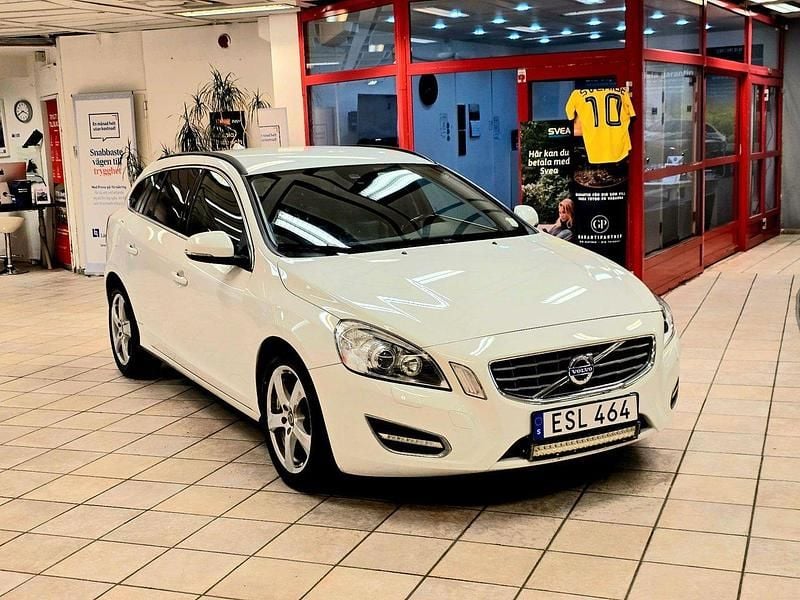 Vit Begagnad 2013 Volvo V60 Momentum Kombi | 89 900 kr (Bra pris) - Bild 1/4