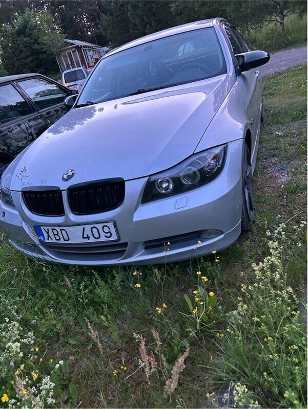 Grå Begagnad 2006 BMW 325 Advantage Sedan | 40 000 kr (Marknadspris) - Bild 1/4