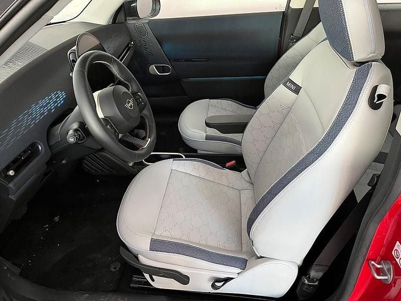 Begagnad Mini Cooper 135 kW (184 HK) 2024 Röd Halvkombi