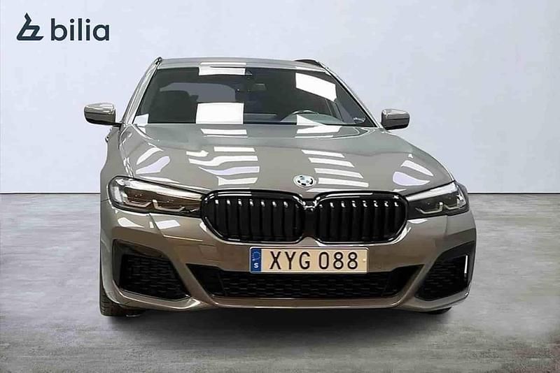 Grå Begagnad 2021 BMW 530e Kombi | 359 000 kr (Marknadspris) - Bild 1/1