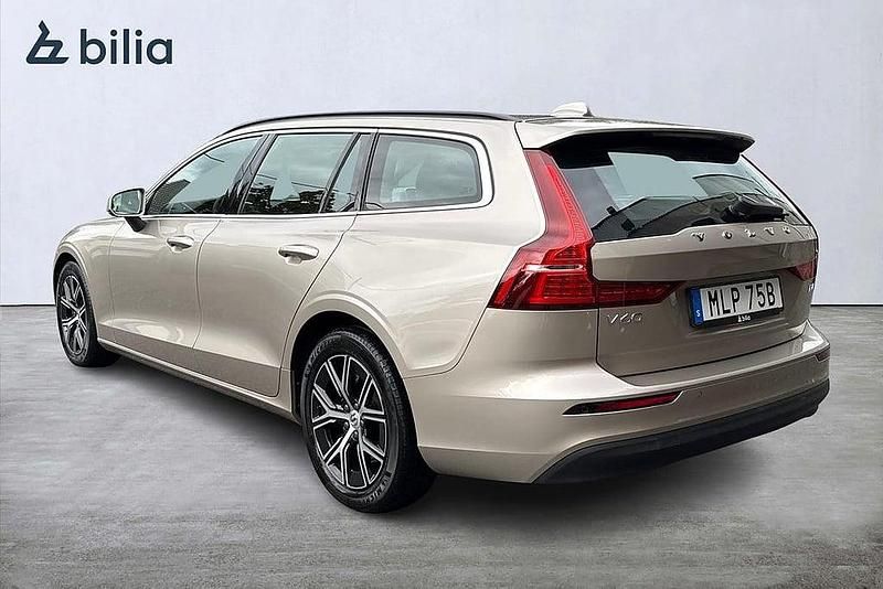 Begagnad Volvo V60 Core 200 HK (147 kW) 2023 Ljusgrå Kombi