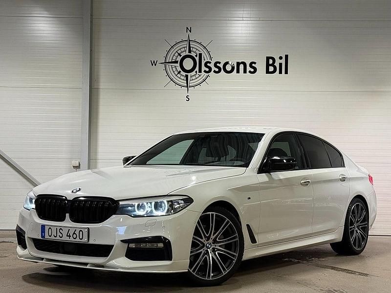Vit Begagnad 2017 BMW 520 M Sport Sedan | 269 900 kr (Marknadspris) - Bild 1/4