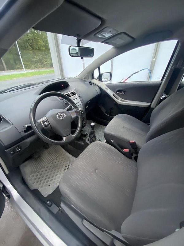 Silver Begagnad 2008 Toyota Yaris Halvkombi | 34 000 kr (Marknadspris) - Bild 1/4