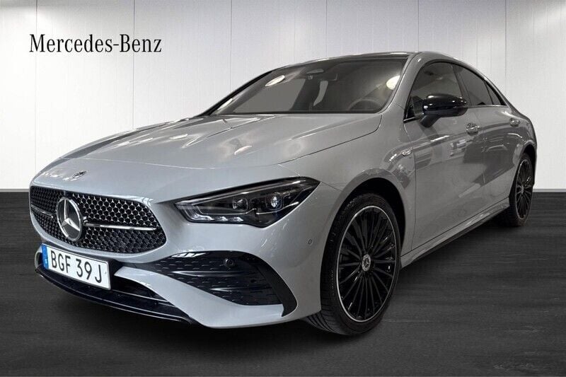 Begagnad 2025 Mercedes CLA250e AMG Sedan | 539 900 kr - Bild 1/4