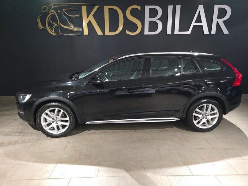 Svart Begagnad 2016 Volvo V60 CC Summum Kombi | 199 800 kr (Marknadspris) - Bild 1/4
