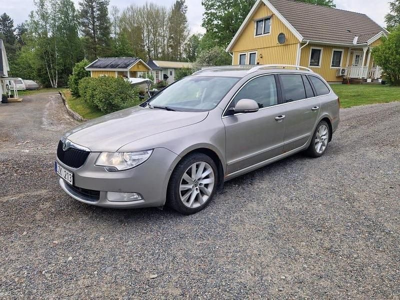 Begagnad 2012 Skoda Superb Kombi | 40 000 kr (Marknadspris) - Bild 1/4