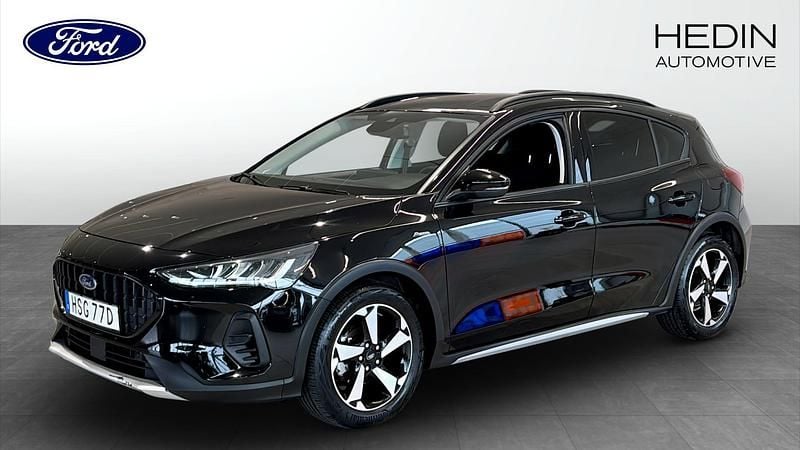 Svart (black) Begagnad 2023 Ford Focus Active Halvkombi | 184 900 kr (Bra pris) - Bild 1/4