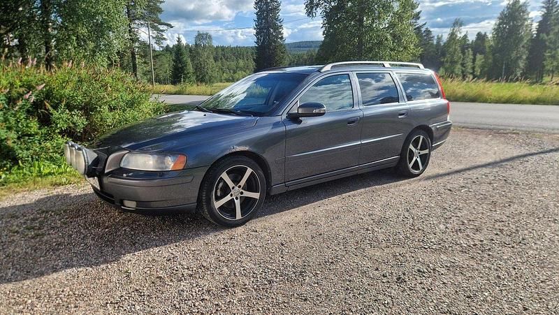 Grå Begagnad 2007 Volvo V70 Momentum Kombi | 25 000 kr (Marknadspris) - Bild 1/4