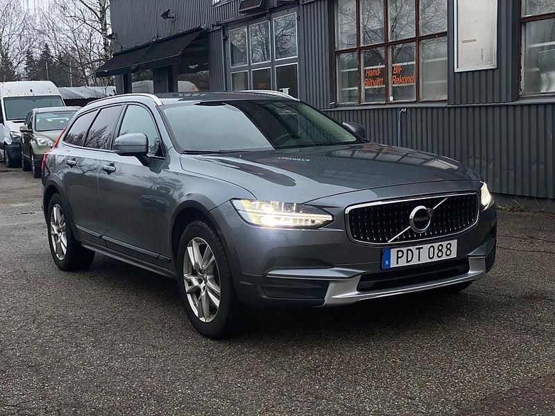 Begagnad Volvo V90 CC Momentum 190 HK (139 kW) 2018 Grå Kombi