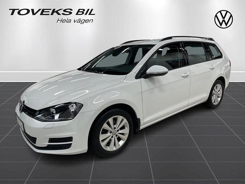 Vit (pure white) Begagnad 2017 VW Golf VII Kombi | 139 000 kr (Marknadspris) - Bild 1/4