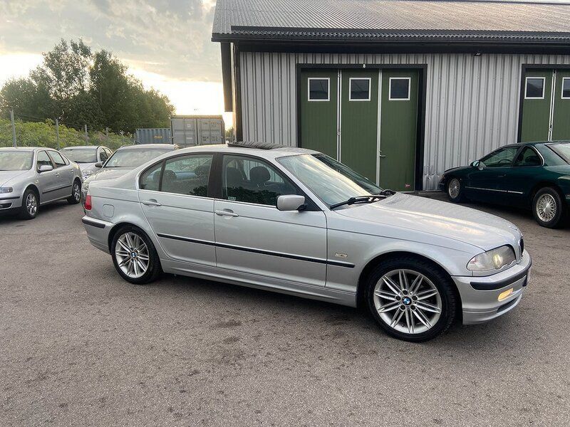 Ljusgrå Begagnad 2000 BMW 320 Sedan | 40 000 kr (Marknadspris) - Bild 1/4