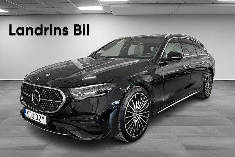 Svart (obsidiansvart metallic) Begagnad 2023 Mercedes E300 AMG Line Premium Plus Kombi | 729 900 kr (Marknadspris) - Bild 1/4