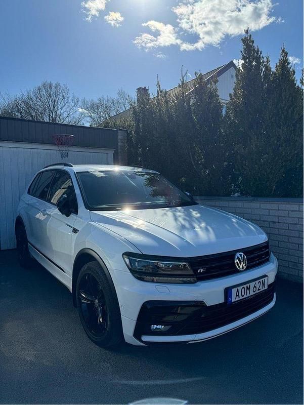 Vit Begagnad 2019 VW Tiguan R-line SUV | 309 900 kr (Lite dyr) - Bild 1/4
