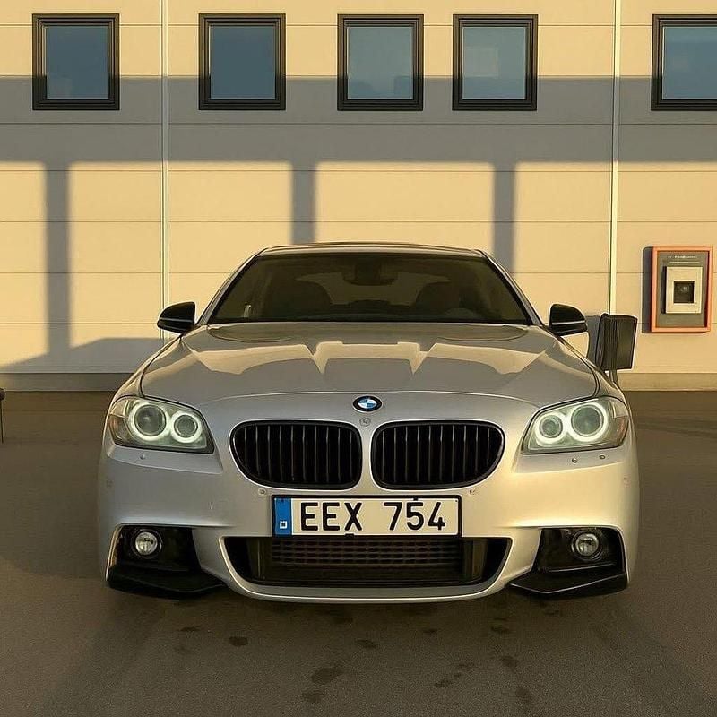 Ljusgrå (grå) Begagnad 2012 BMW 530 M Sport Sedan | 154 900 kr (Bra pris) - Bild 1/4