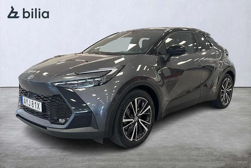 Mörkgrå Begagnad 2023 Toyota C-HR Executive SUV | 409 900 kr (Marknadspris) - Bild 1/3