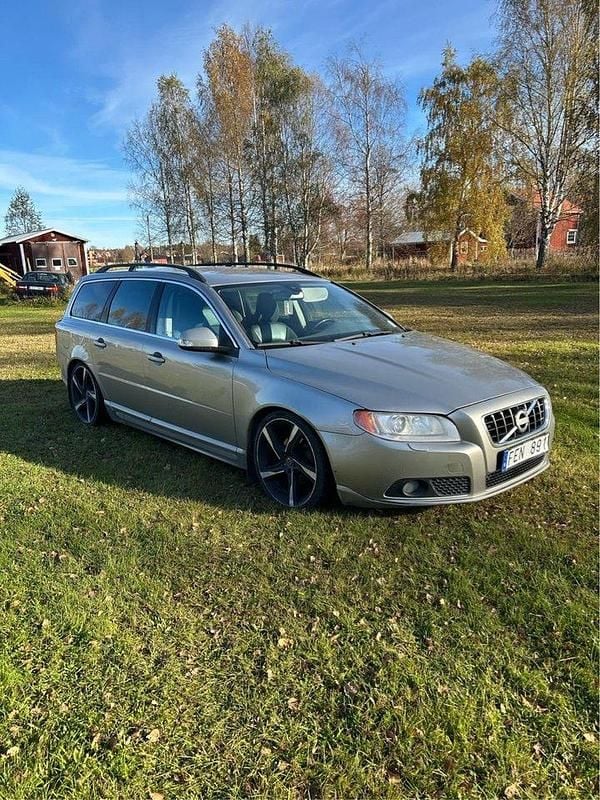 Brun Begagnad 2011 Volvo V70 Momentum Kombi | 35 000 kr (Bra pris) - Bild 1/4