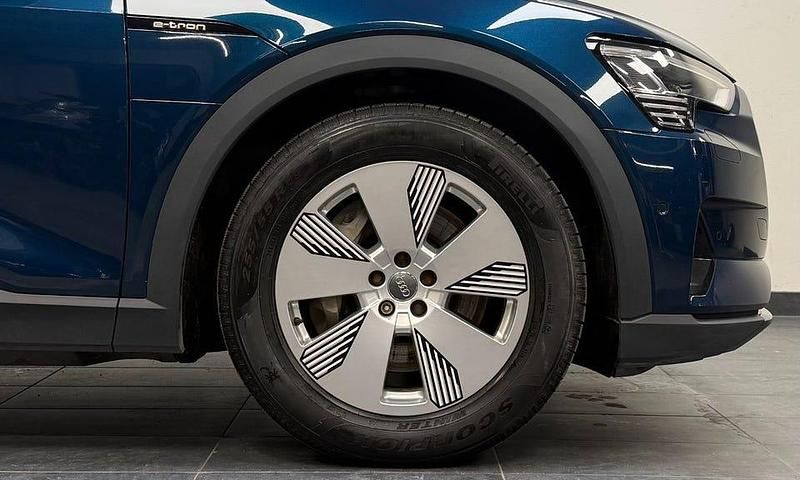 Begagnad Audi e-tron 230 kW (313 HK) 2020 Blå SUV
