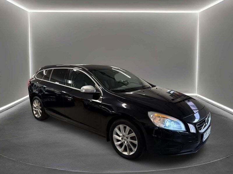Svart Begagnad 2011 Volvo V60 R-Design Kombi | 99 900 kr (Lite dyr) - Bild 1/4