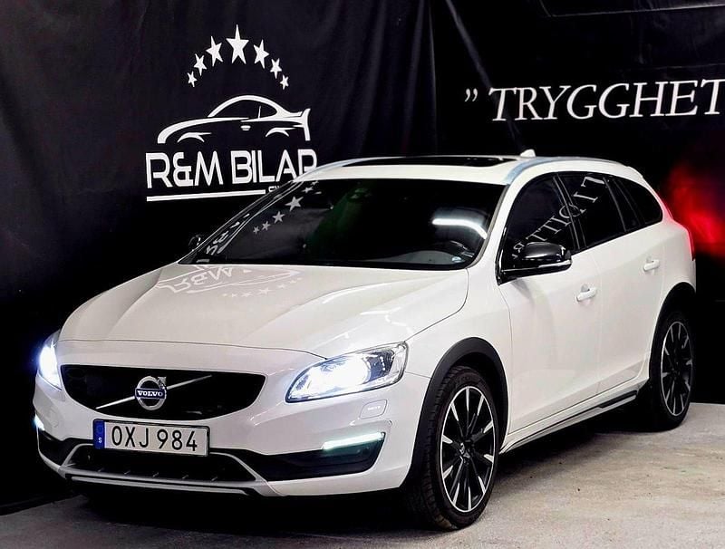 Vit Begagnad 2017 Volvo V60 CC Summum Kombi | 194 800 kr (Marknadspris) - Bild 1/4