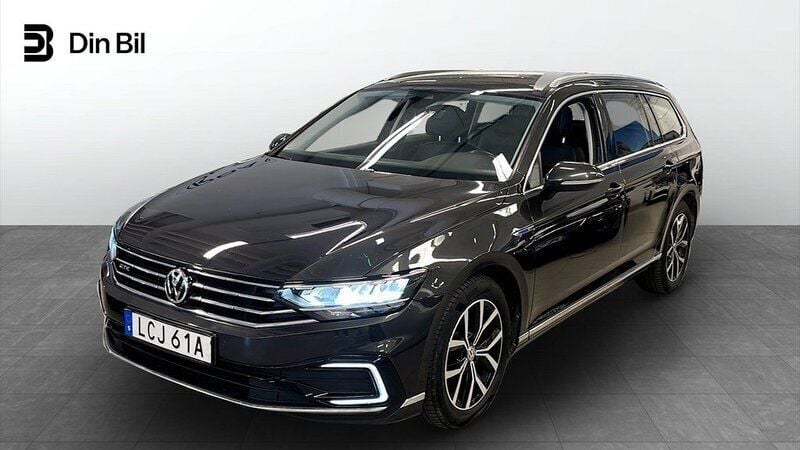 Mörkgrå (mangan grey metallic) Begagnad 2020 VW Passat GTE Kombi | 229 900 kr (Marknadspris) - Bild 1/4