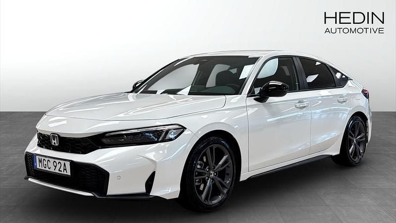 Vit (white) Ny 2025 Honda Civic Hybrid Halvkombi | 371 800 kr (Bra pris) - Bild 1/4