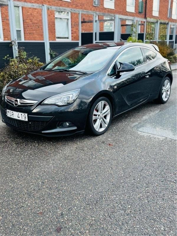 Svart Begagnad 2012 Opel Astra GTC Sportkupé | 58 800 kr - Bild 1/4