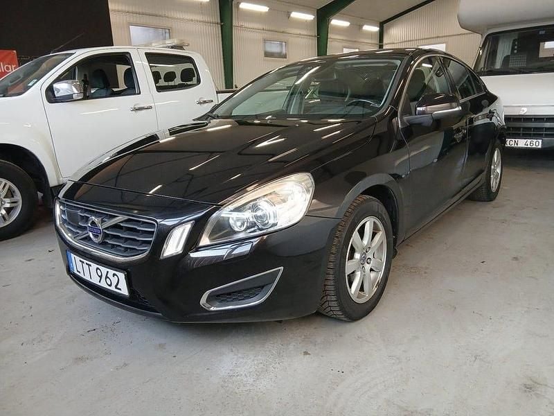 Svart Begagnad 2013 Volvo S60 Momentum Sedan | 99 800 kr (Marknadspris) - Bild 1/4