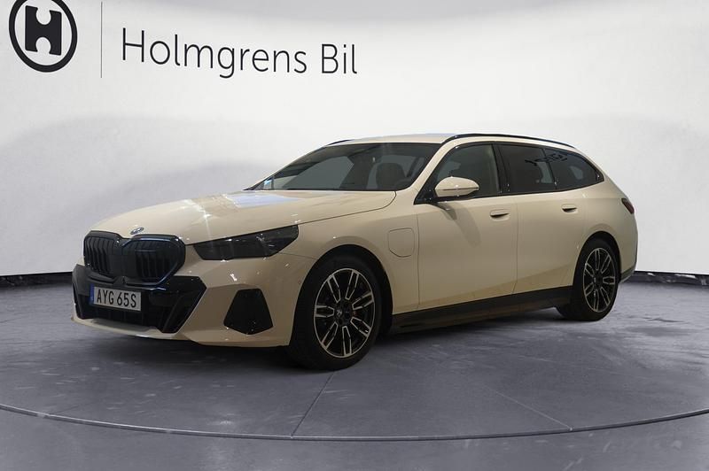 Vit Ny 2026 BMW 530e Shadowline Kombi | 733 700 kr - Bild 1/4