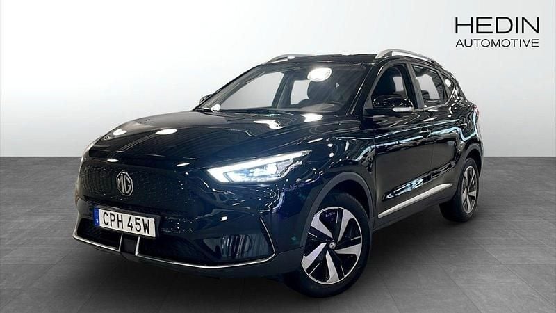 Svart (black) Begagnad 2022 MG ZS Luxury Sedan | 244 900 kr (Bra pris) - Bild 1/4