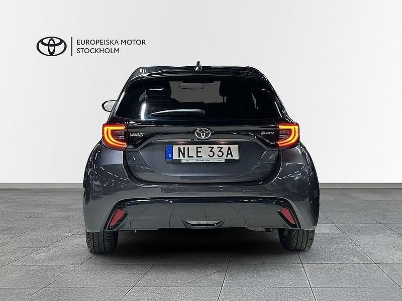 Begagnad Toyota Yaris Hybrid Style 131 HK (96 kW) 2024 Mörkgrå (grå) Halvkombi