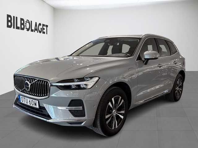 Grå Begagnad 2023 Volvo XC60 Core SUV | 369 500 kr (Marknadspris) - Bild 1/4
