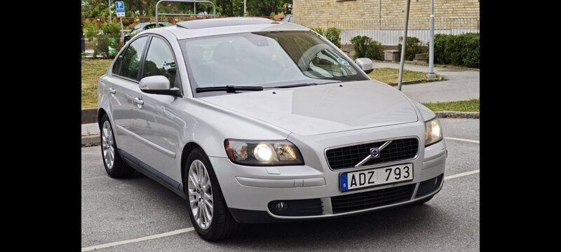 Silver Begagnad 2007 Volvo S40 Summum Sedan | 35 000 kr (Marknadspris) - Bild 1/4