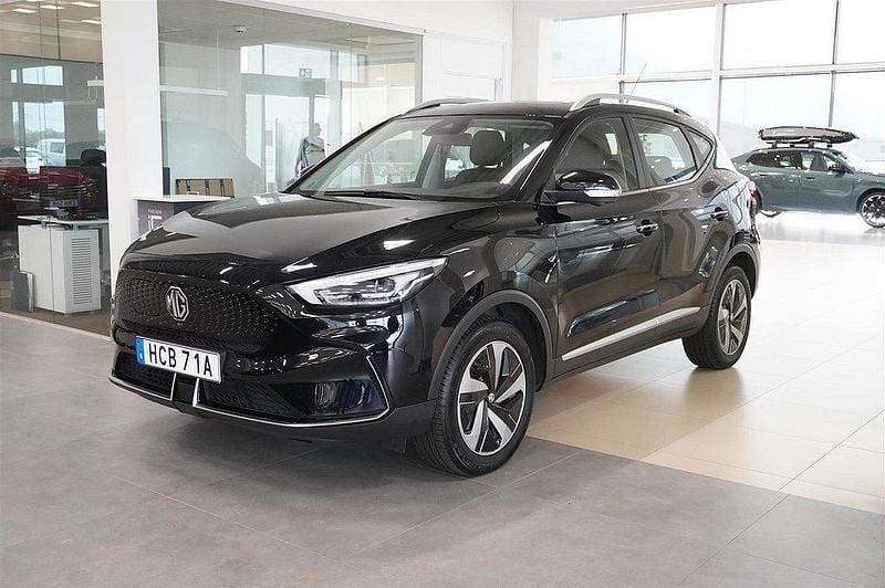 Svart Begagnad 2022 MG ZS Luxury Sedan | 229 900 kr (Superpris) - Bild 1/4