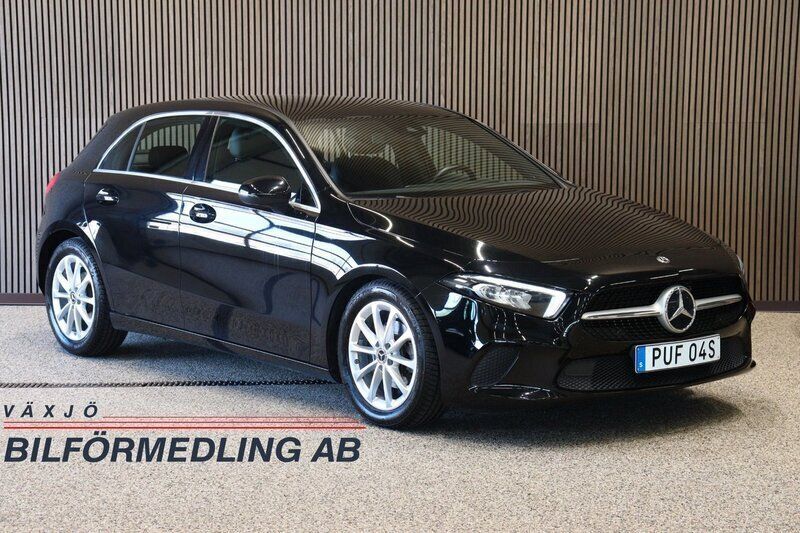 Svart Begagnad 2020 Mercedes A180 Halvkombi | 209 000 kr (Marknadspris) - Bild 1/4