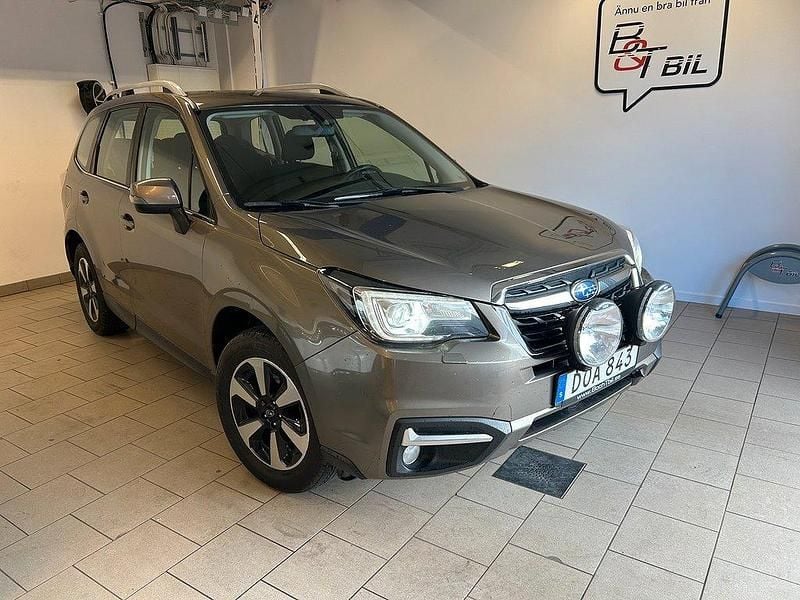 Ljusbrun (brun metallic) Begagnad 2017 Subaru Forester SUV | 199 900 kr (Dyr) - Bild 1/4