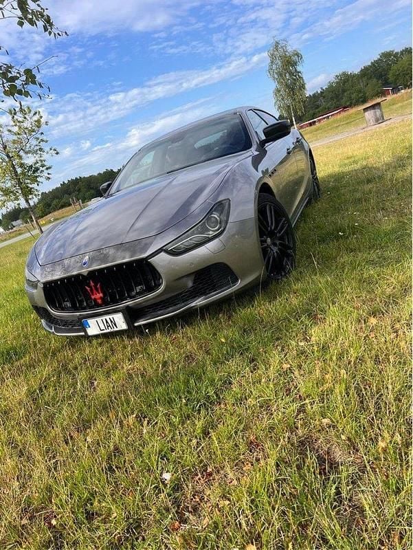 Grå Begagnad 2014 Maserati Ghibli Sportkupé | 249 000 kr - Bild 1/4