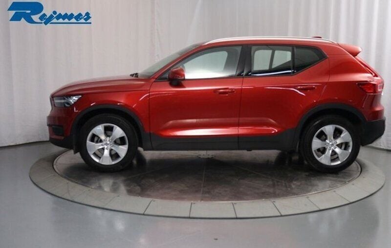 Begagnad Volvo XC40 Momentum 130 HK (95 kW) 2021 Röd SUV