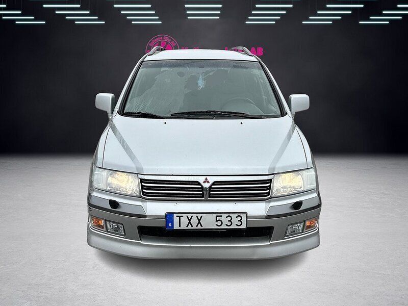 Begagnad Mitsubishi Space Wagon 147 HK (108 kW) 2002 Grå Minibuss