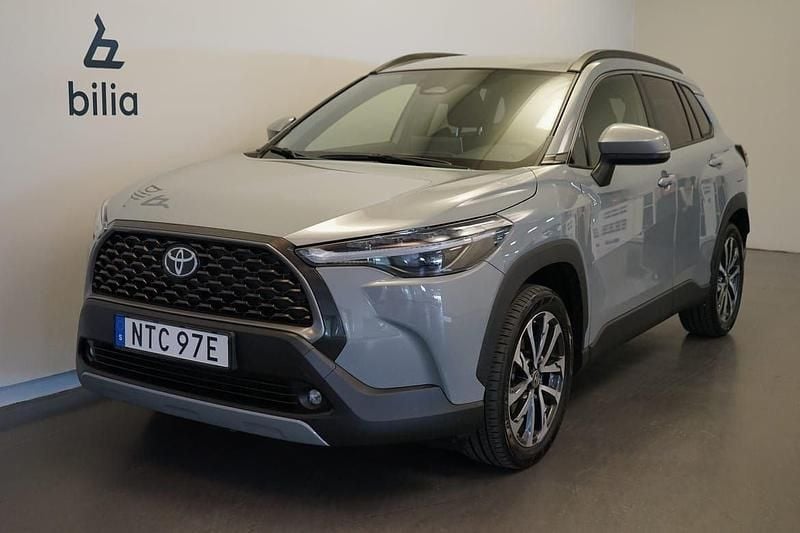 Grå Begagnad 2024 Toyota Corolla Cross SUV | 379 500 kr (Marknadspris) - Bild 1/3
