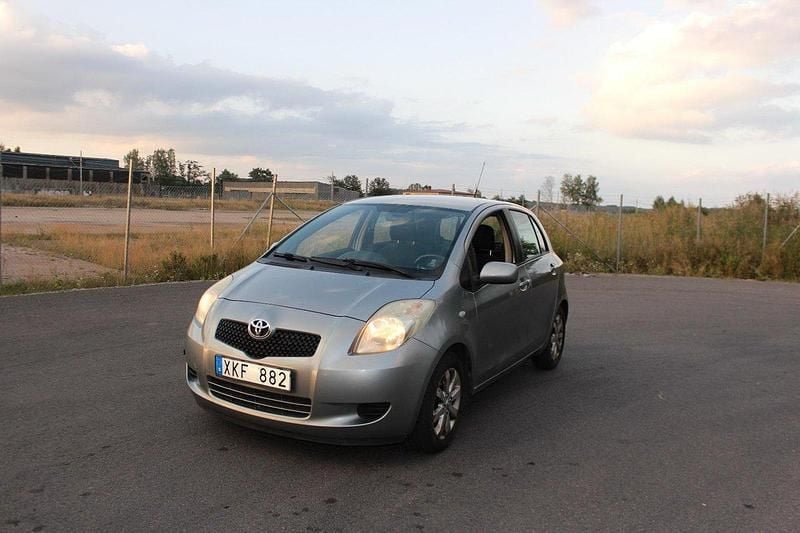 Grå Begagnad 2005 Toyota Yaris Halvkombi | 29 000 kr (Lite dyr) - Bild 1/4