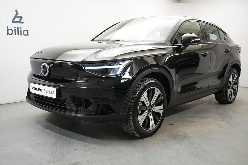 Svart Begagnad 2022 Volvo C40 Core SUV | 339 900 kr (Marknadspris) - Bild 1/4