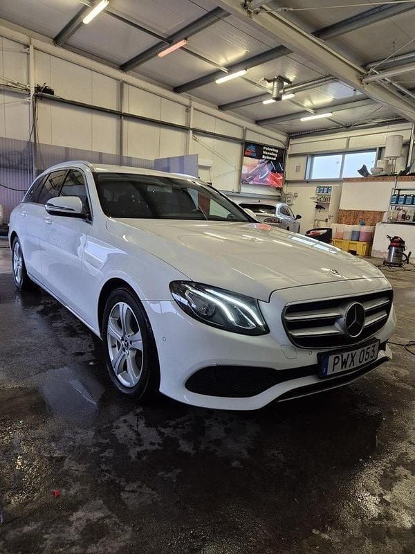 Vit Begagnad 2018 Mercedes E200 Avantgarde Kombi | 249 000 kr (Marknadspris) - Bild 1/4