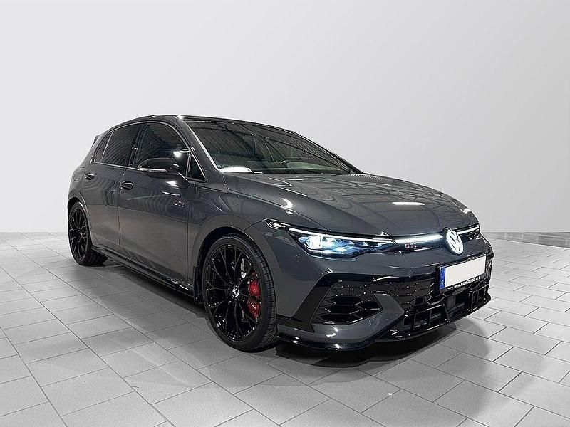 Mörkgrå Begagnad 2025 VW Golf VIII GTI Clubsport Halvkombi | 509 000 kr (Dyr) - Bild 1/4