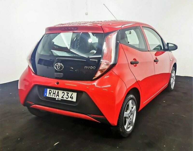 Begagnad Toyota Aygo 69 HK (50 kW) 2016 Röd Halvkombi