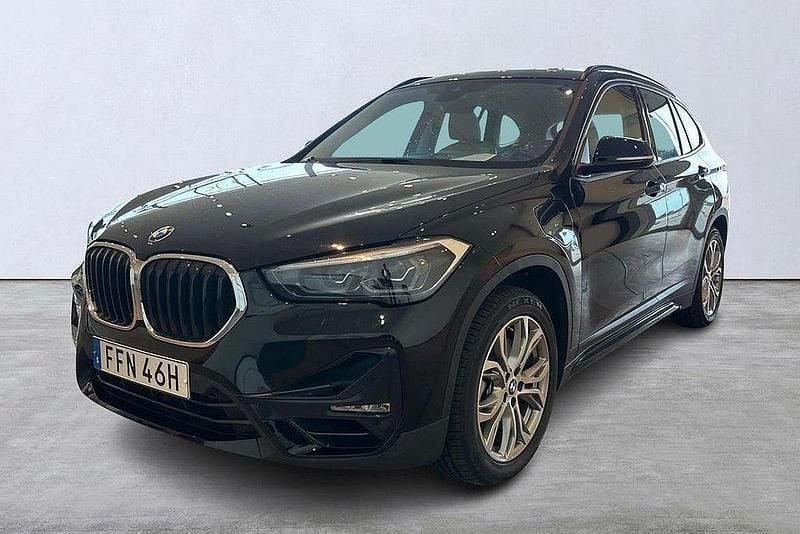 Svart Begagnad 2021 BMW X1 SUV | 299 000 kr (Marknadspris) - Bild 1/4