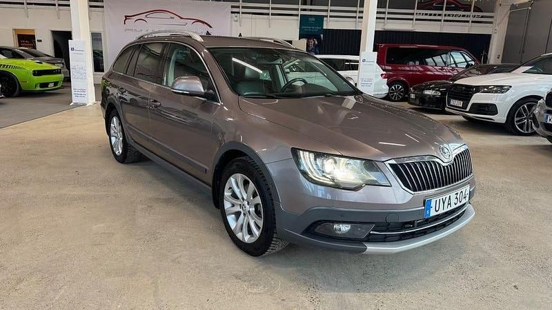 Brun Begagnad 2014 Skoda Superb Kombi | 129 900 kr (Dyr) - Bild 1/4