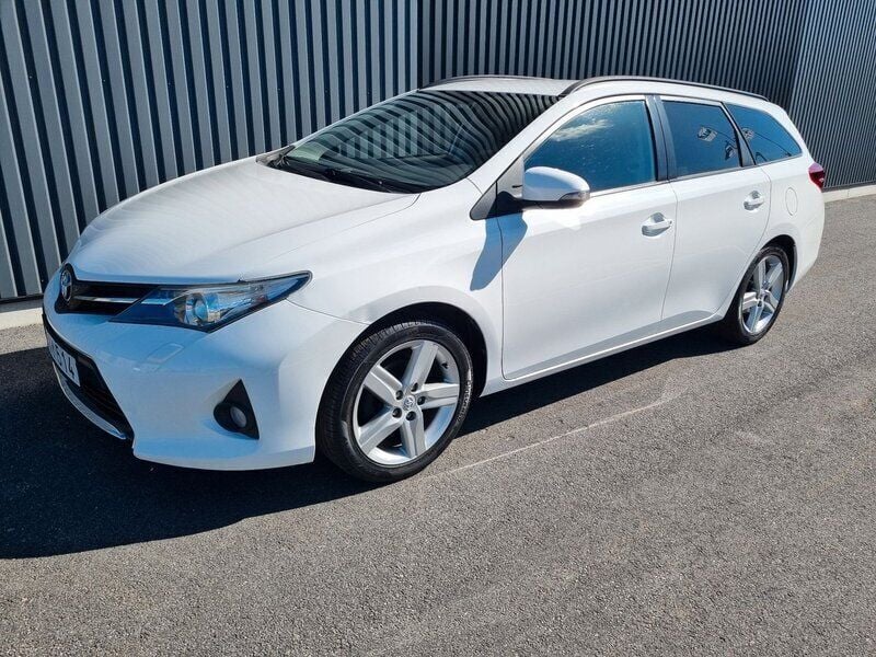Vit Begagnad 2014 Toyota Auris Edition Kombi | 109 000 kr (Marknadspris) - Bild 1/4
