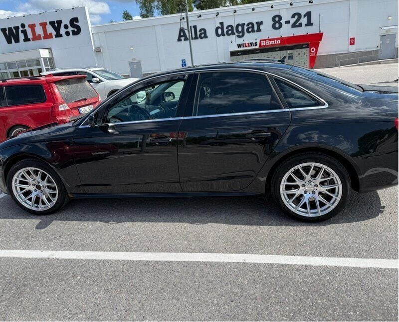 Svart Begagnad 2010 Audi A4 Comfort Sedan | 90 000 kr (Marknadspris) - Bild 1/4