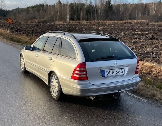 Begagnad Mercedes C320 Avantgarde 218 HK (160 kW) 2001 Silver Kombi